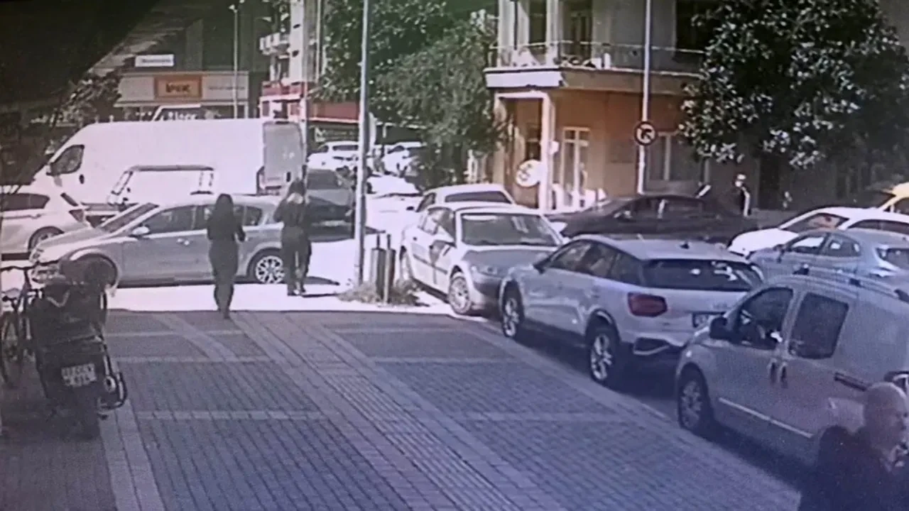 Manavgat'ta iki otomobil çarpıştı: Kaza anı kameraya yansıdı!