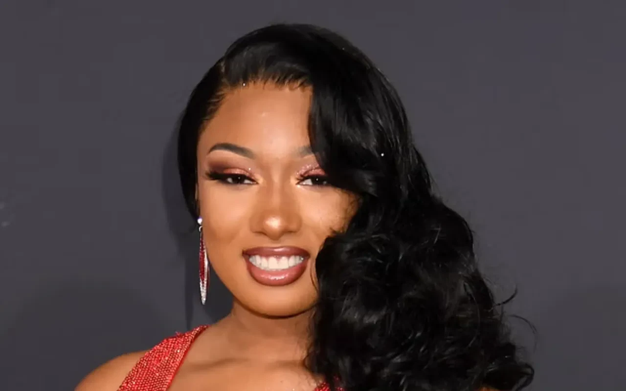 Megan Thee Stallion sahnede bir anda yere yığıldı! İlk müdahaleyi kendi ekibi yaptı