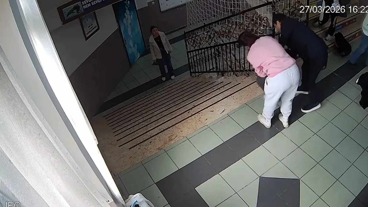 Okul müdürü, nefesi kesilen çğrencisini Heimlich Manevrası ile hayata döndürdü: O anlar kamerada!