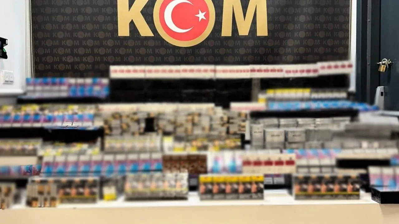 Polisten sigara operasyonu! İki saman yüklü tırda 5 bin paket ele geçirildi