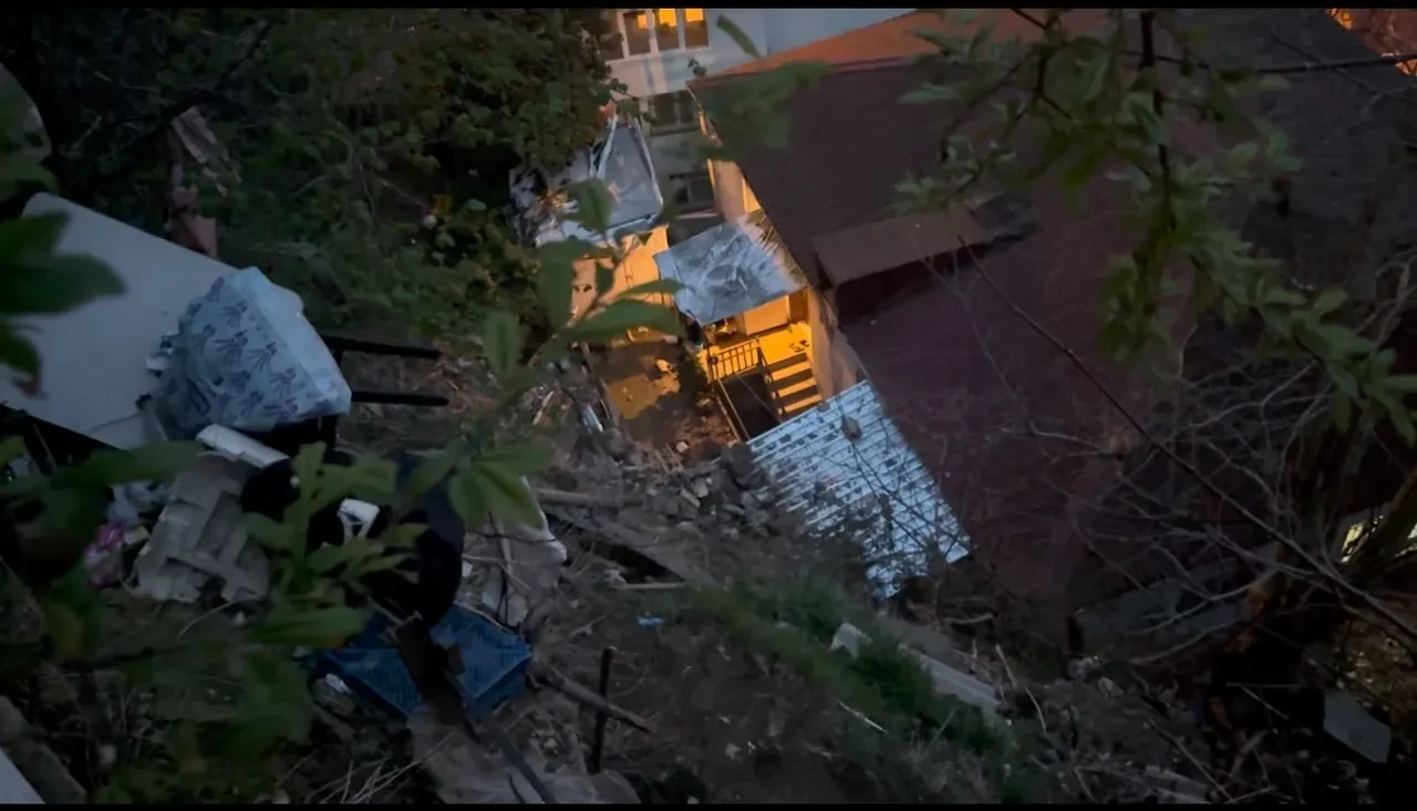 Sarıyer'de gece yarısı toprak kayması: 6 bina boşaltıldı