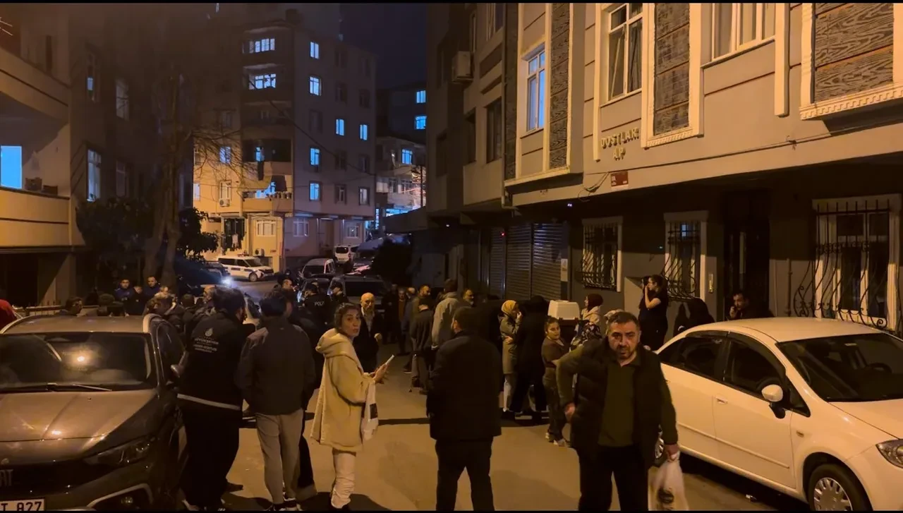 Sarıyer'de gece yarısı toprak kayması: 6 bina boşaltıldı