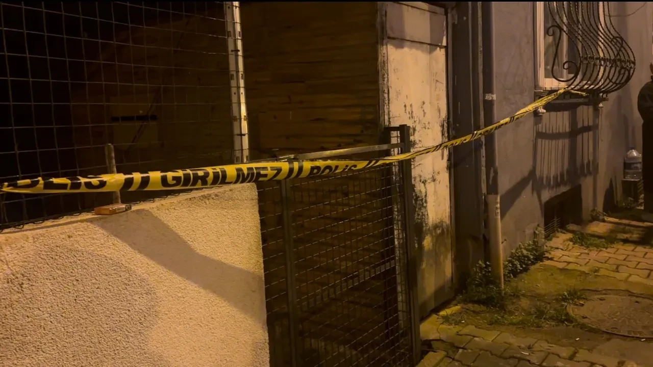 Sarıyer'de gece yarısı toprak kayması: 6 bina boşaltıldı