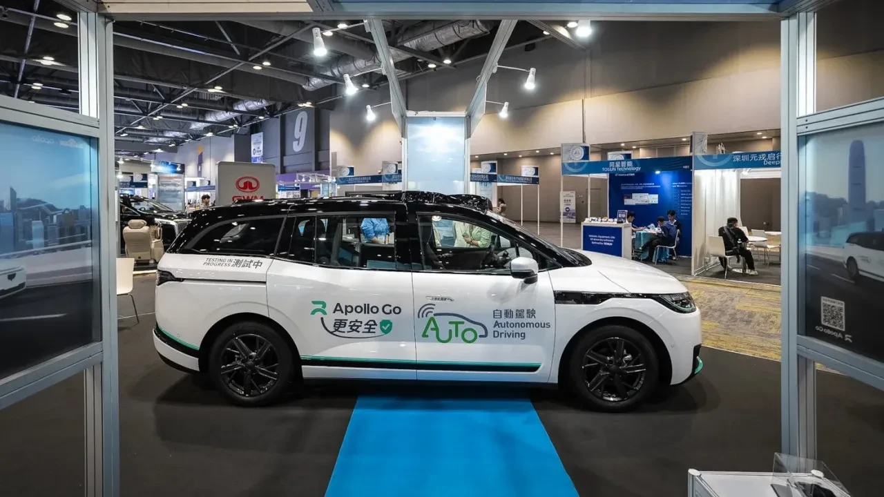 Sürücüsüz taksiler çıldırdı: Wuhan'da yapay zeka trafiği felç etti!