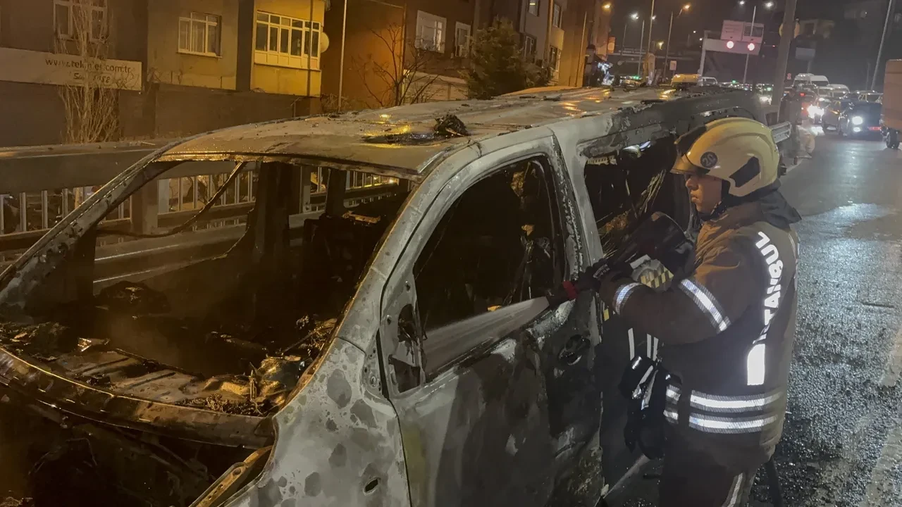 Taksideki yangında faciadan dönüldü! Yolcular canını son anda kurtardı