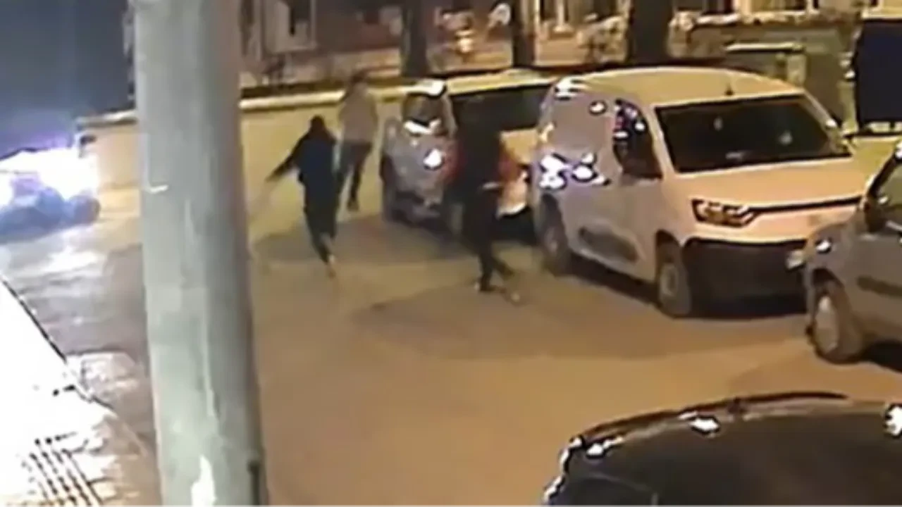 Tekme ve yumruklara kurşunla karşılık verdi: O anlar kamerada