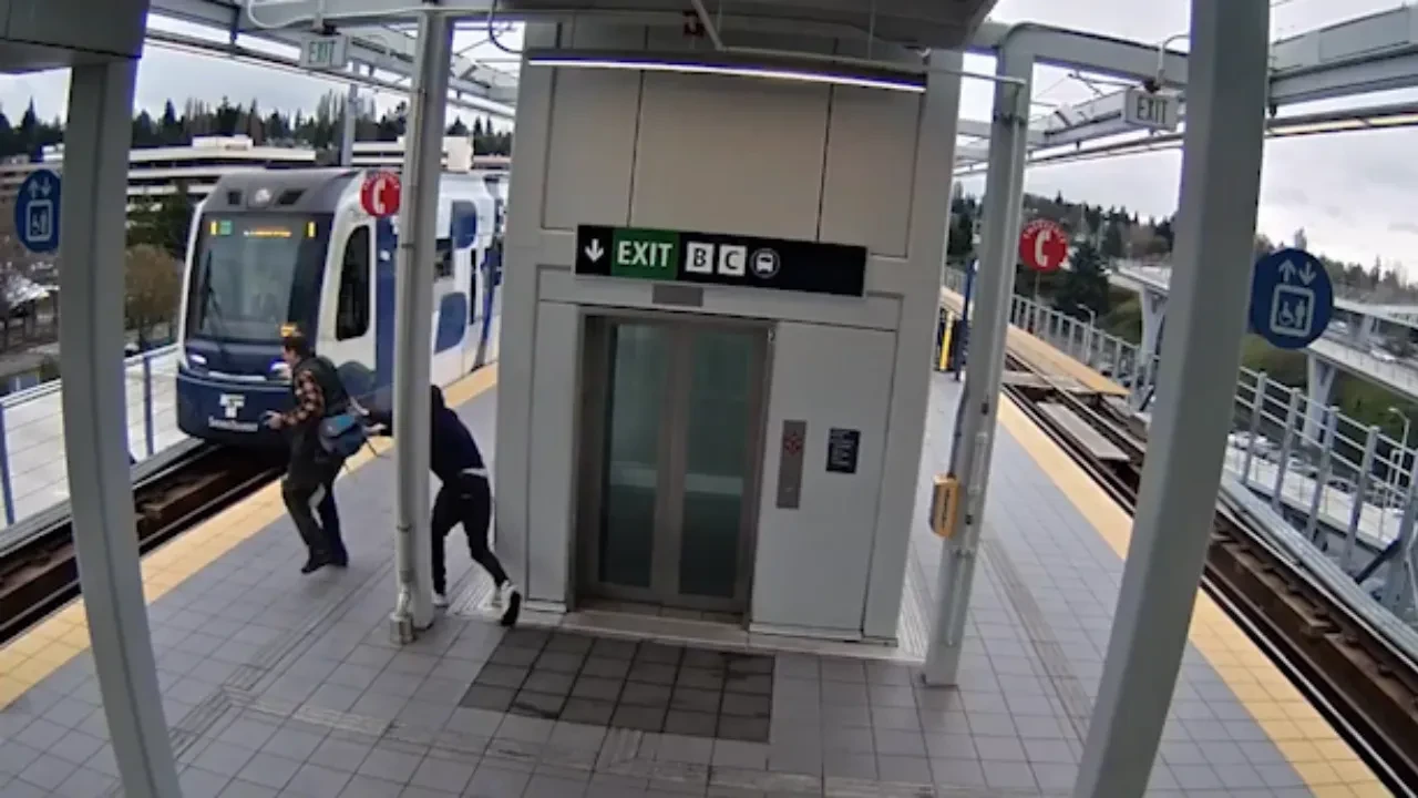 Tren bekleyen adamı raylara atmaya çalıştı! Korkunç anlar