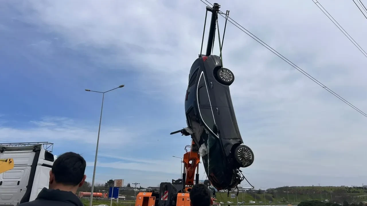 Ünlülerin saç ekim uzmanı kaza yaptı! Aracı bariyerlere çarpıp çayıra uçtu