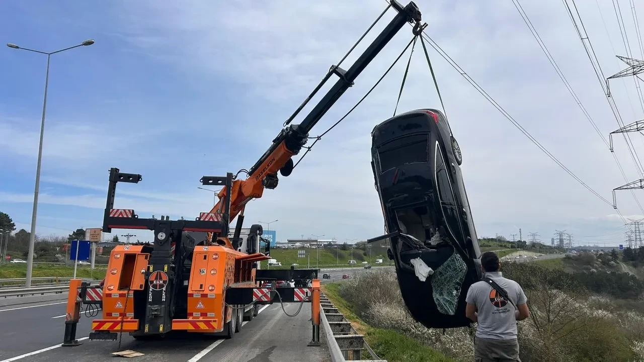 Ünlülerin saç ekim uzmanı kaza yaptı! Aracı bariyerlere çarpıp çayıra uçtu