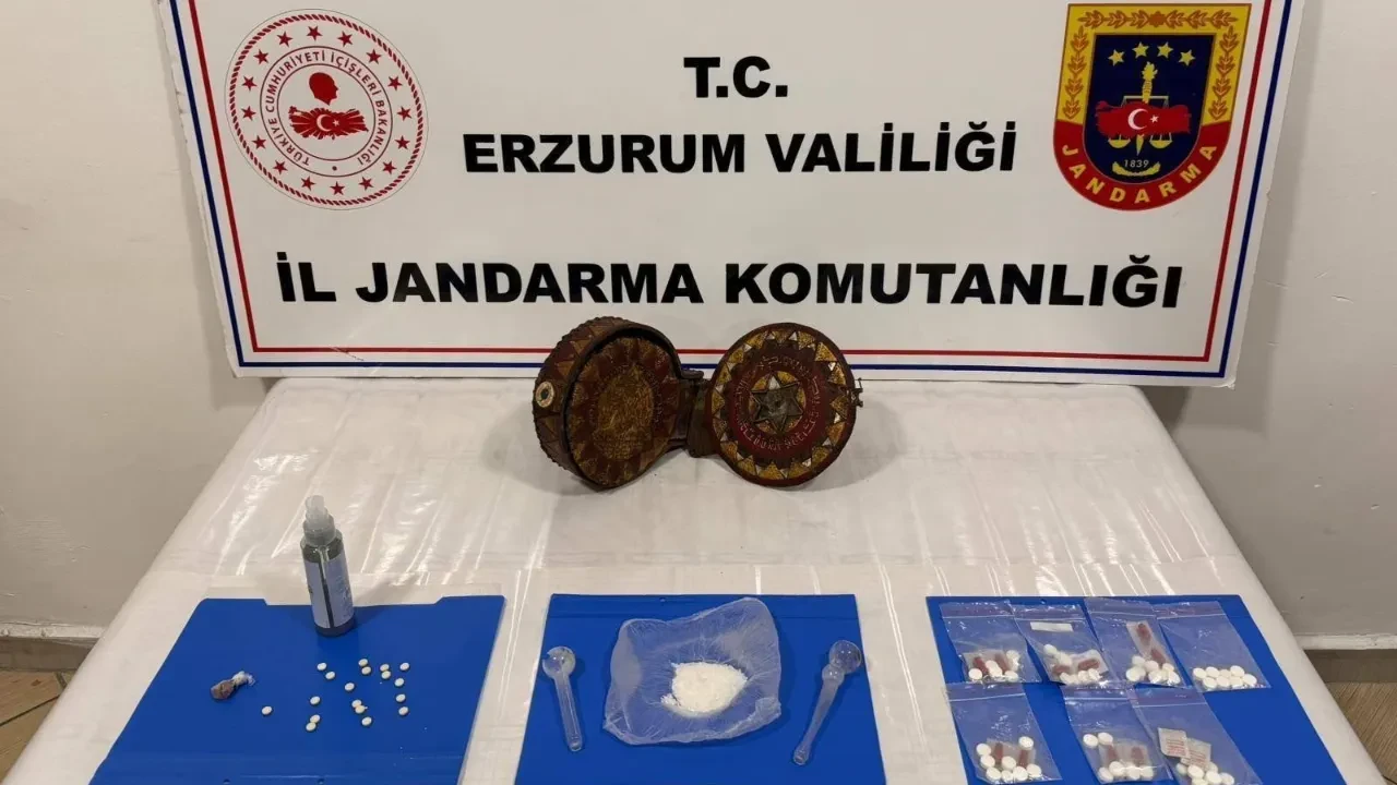 Uyuşturucu operasyonun tarihi eser sürprizi: Ceylan derisi üzerine yazılmış altın işlemeli Tevrat