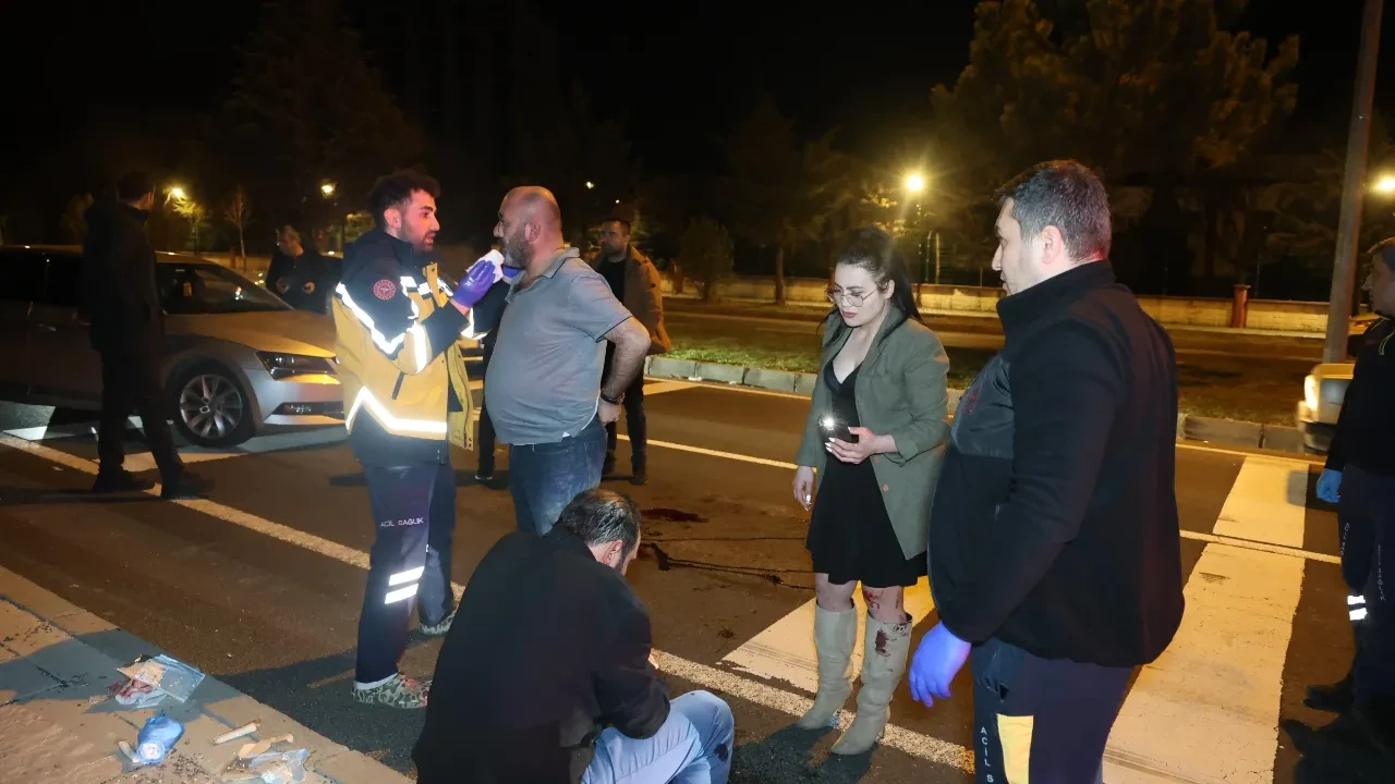 Yardım için durdular, sürücüyü dövüp gittiler! Kaza sonrası ilginç anlar 