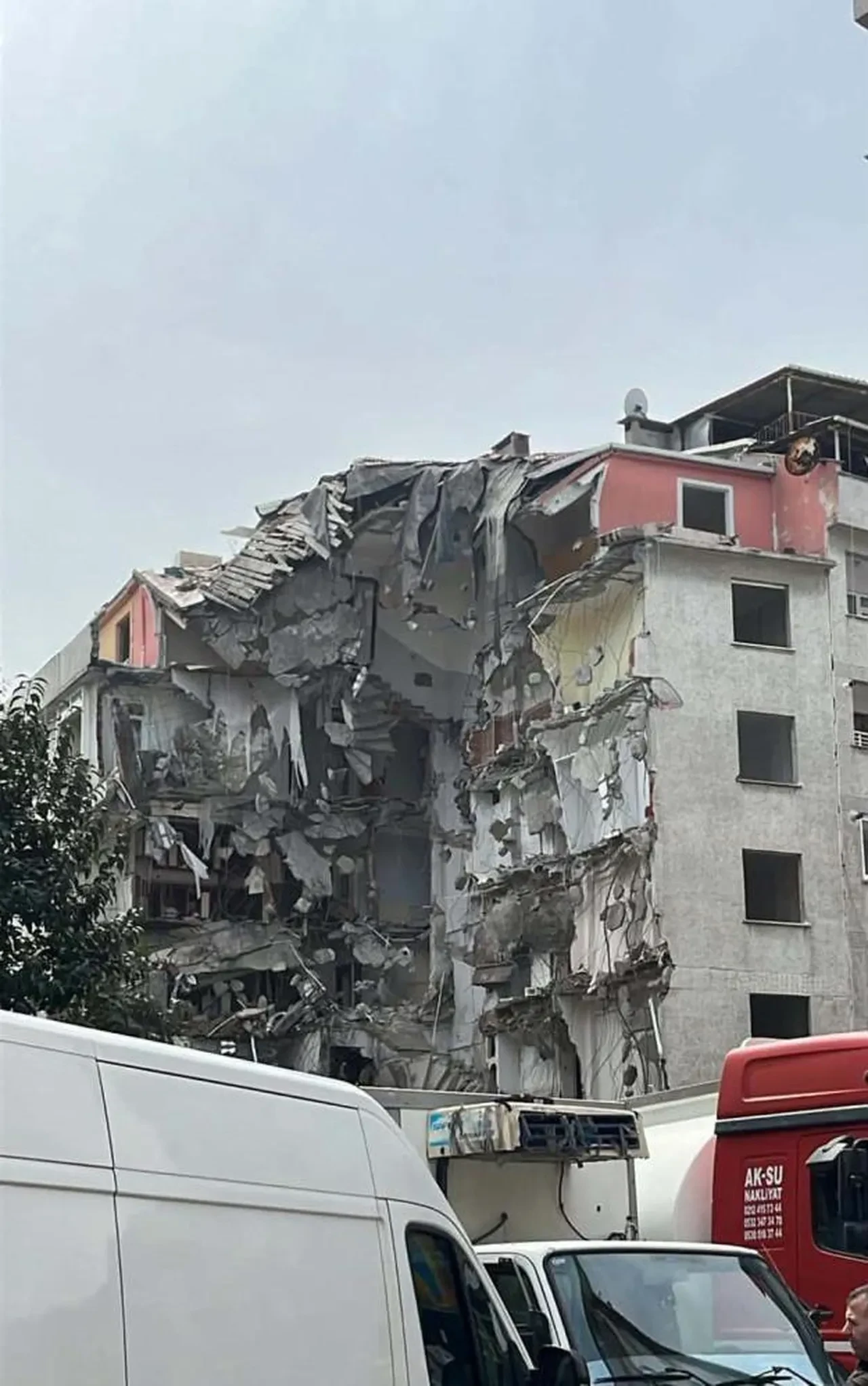 Zeytinburnu'nda kontrolsüz yıkım can aldı! Annesinin gözleri önünde 6 yaşındaki küçük kız hayatını kaybetti! 