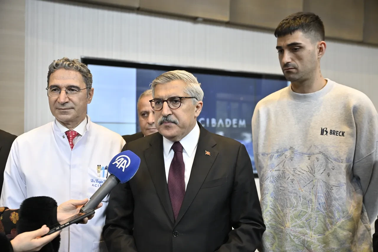 AK Parti'den İbrahim Tatlıses'e ziyaret: 'Cumhurbaşkanımız yakından takip ediyor'