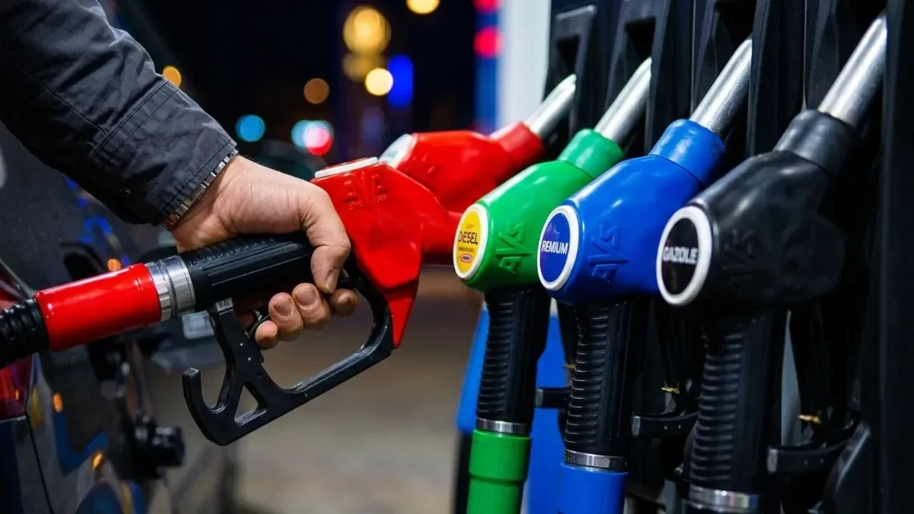 Akaryakıta rekor indirim! Tarihi düşüş pompa fiyatlarına yansıdı