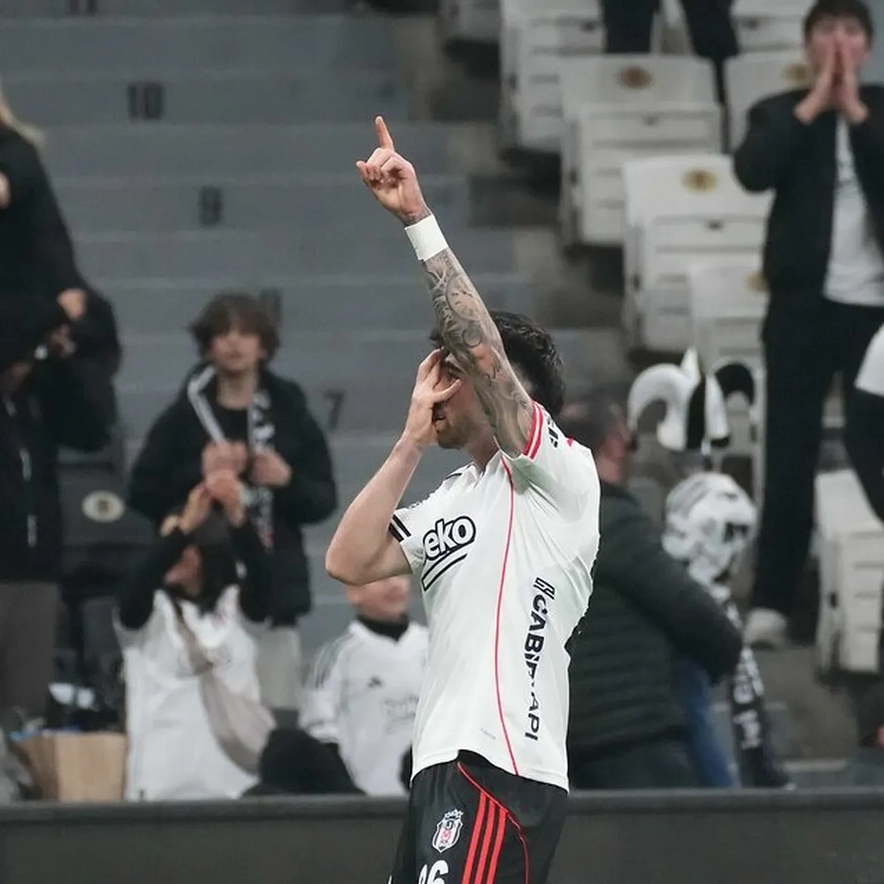 Beşiktaş ve Antalyaspor arasında 6 gollü maç: Dolmabahçe'de Kartal kazandı!