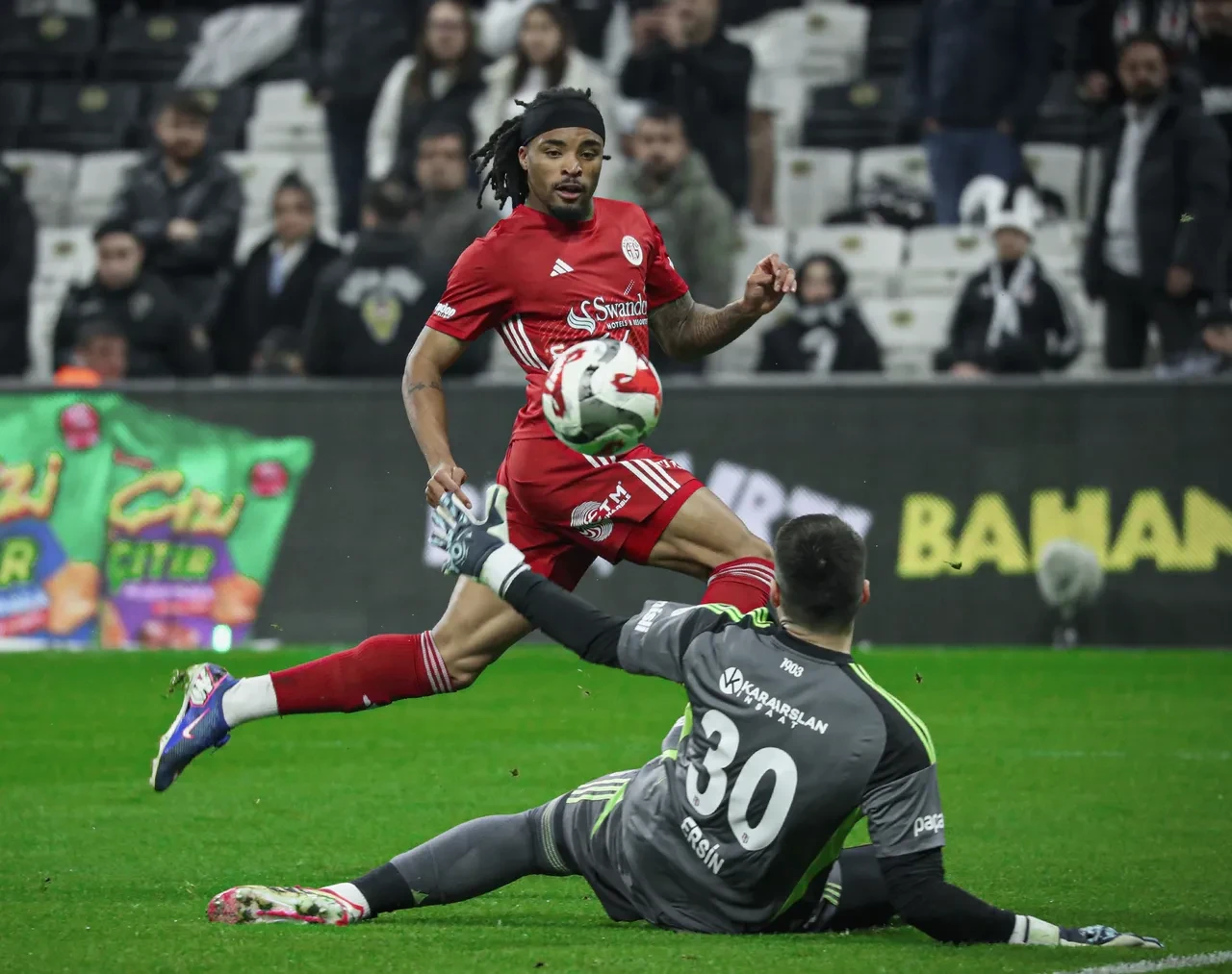 Beşiktaş ve Antalyaspor arasında 6 gollü maç: Dolmabahçe'de Kartal kazandı!