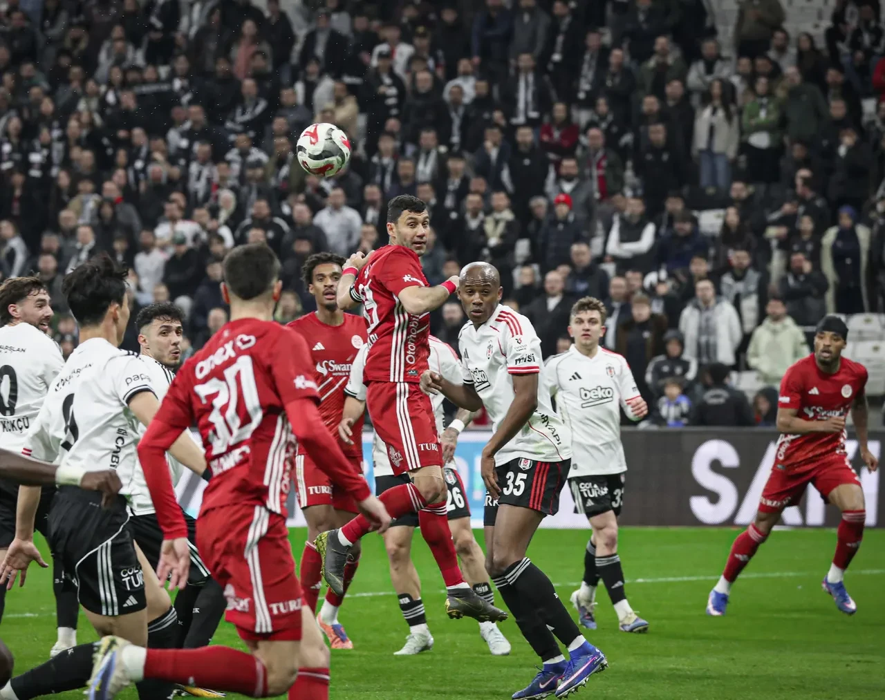 Beşiktaş ve Antalyaspor arasında 6 gollü maç: Dolmabahçe'de Kartal kazandı!