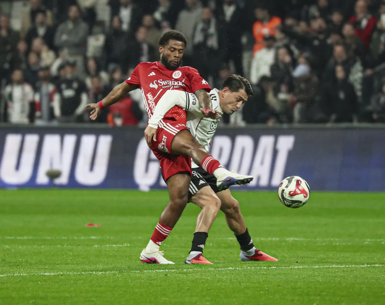 Beşiktaş ve Antalyaspor arasında 6 gollü maç: Dolmabahçe'de Kartal kazandı!