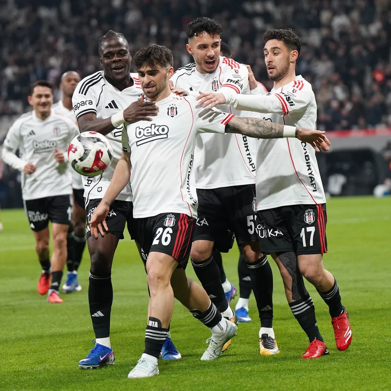 Beşiktaş ve Antalyaspor arasında 6 gollü maç: Dolmabahçe'de Kartal kazandı!