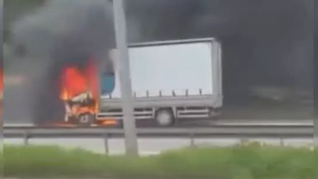 Bursa'da seyir halindeki kamyon alev alev yandı