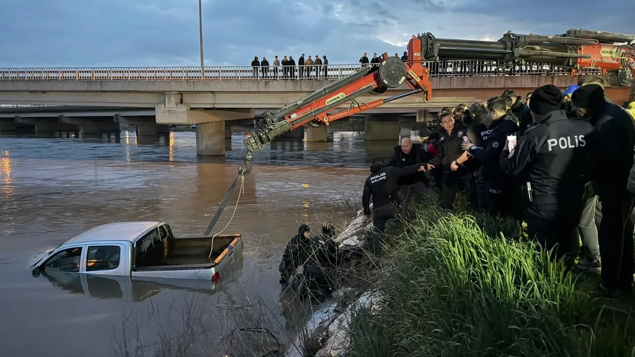 Bursa'da sürücü aracıyla sulara gömüldü: Anbean kameraya yansıdı