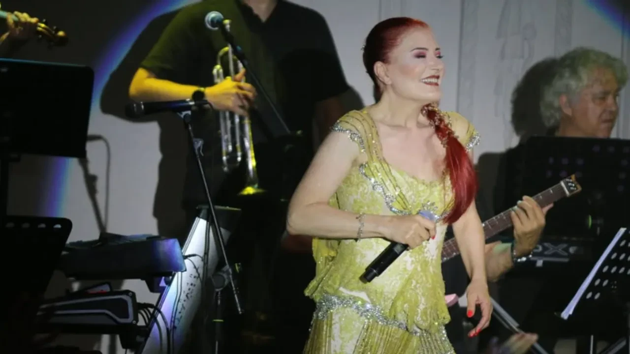 Candan Erçetin tatil yapmaktan sıkılıyor 