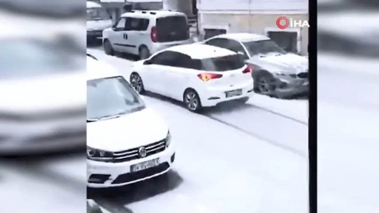 Doluyla kaplanan Sultangazi'de sürücüler zor anlar yaşadı!