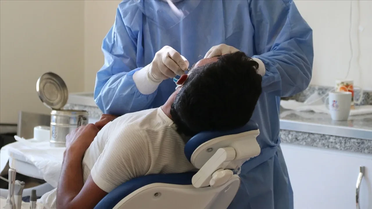 Evde doğal yöntemlerle diş taşlarını temizlemek mümkün! Acısız ve saniyeler içinde diş tartarlarına elveda deyin