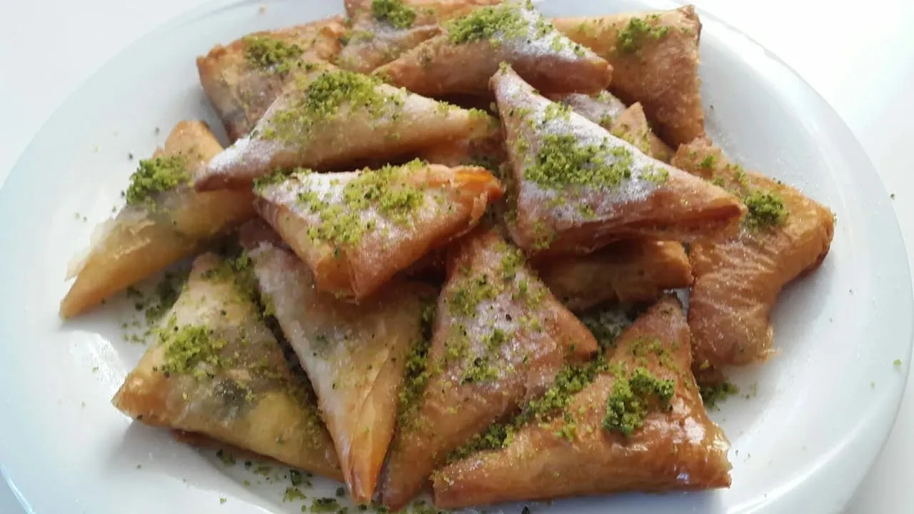 Gelinim Mutfakta irmikli muska tatlısı nasıl yapılır? Kıyır kıyır şerbetiyle ağızda dağılıyor