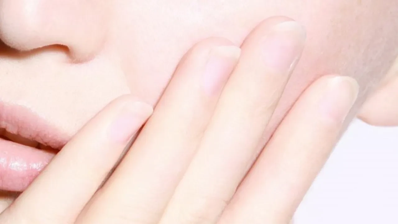 Güzellik salonlarına avuç dolusu para dökmeyin! Evdeki iki basit malzemeyle porselen gibi bir cilde kavuşabilirsiniz