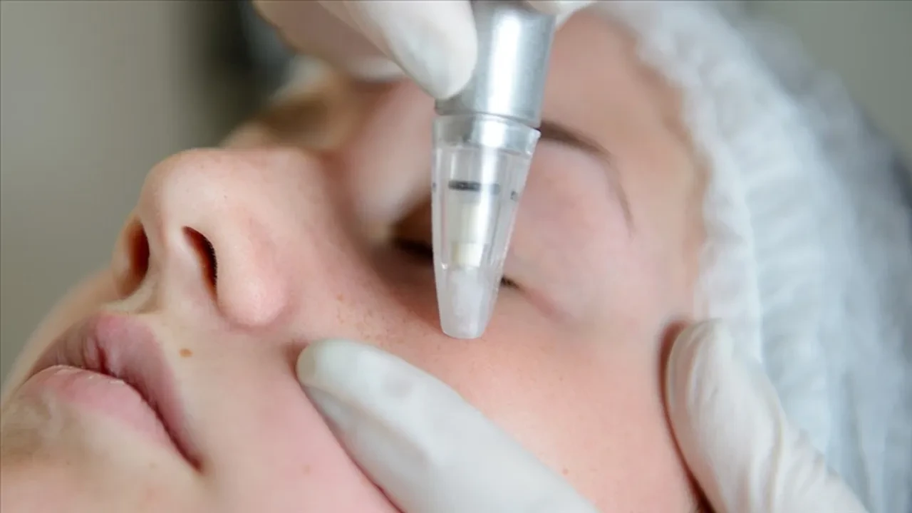 Güzellik salonlarına avuç dolusu para dökmeyin! Evdeki iki basit malzemeyle porselen gibi bir cilde kavuşabilirsiniz