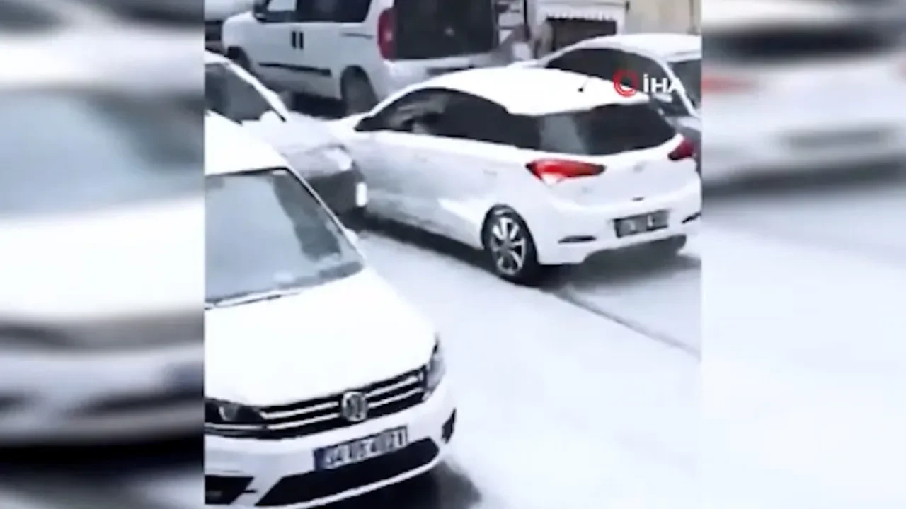 İstanbul'da dolu bastırdı! Yollar beyaza büründü, sürücüler zor anlar yaşadı 