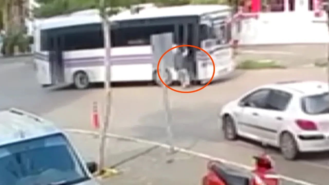 Kartını basarken otobüsten düştü, ağır yaralandı! O anlar saniye saniye kamerada