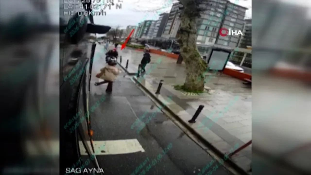 Otobüsten inen yolcuya motosiklet çarptı! Korkunç anlar kamerada 