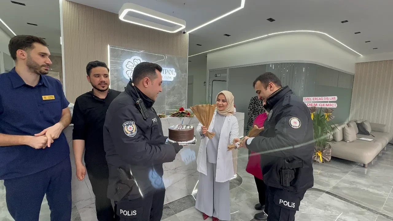 Sağlık çalışanlarından polislere 'kavga' süslü kutlama!