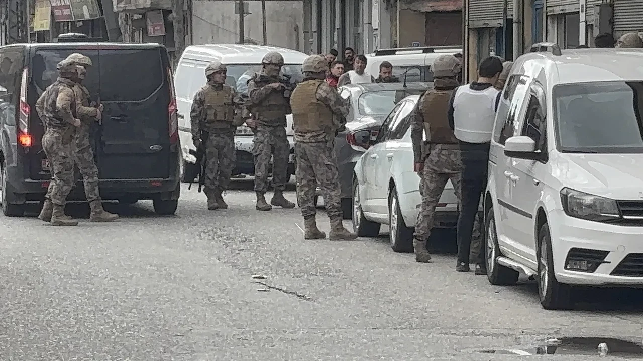 Suç makinesine rehine operasyonu: Sevgilisini vurdu, sigarasını yaktı