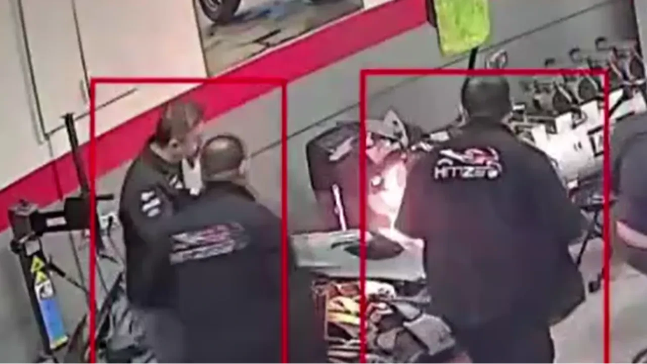 Tamirdeki motosiklet bir anda yanmaya başladı! İşte tehlikeli anlar