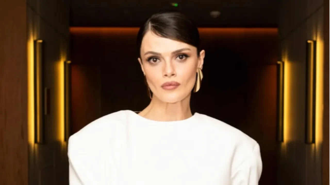 Uzak Şehir ekibi Sinem Ünsal'ı İstanbul'a destekle gönderdi! Herkes canla başla çalıştı 