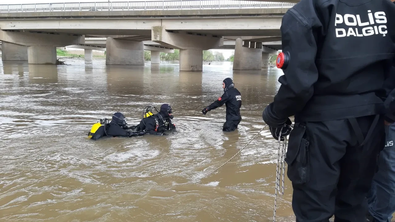 Yolu kısaltmak istemişti: Aracından bir daha çıkamadı