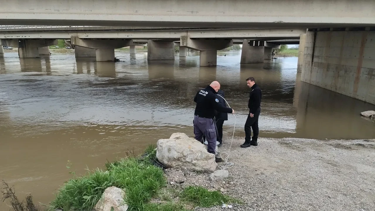Yolu kısaltmak istemişti: Aracından bir daha çıkamadı