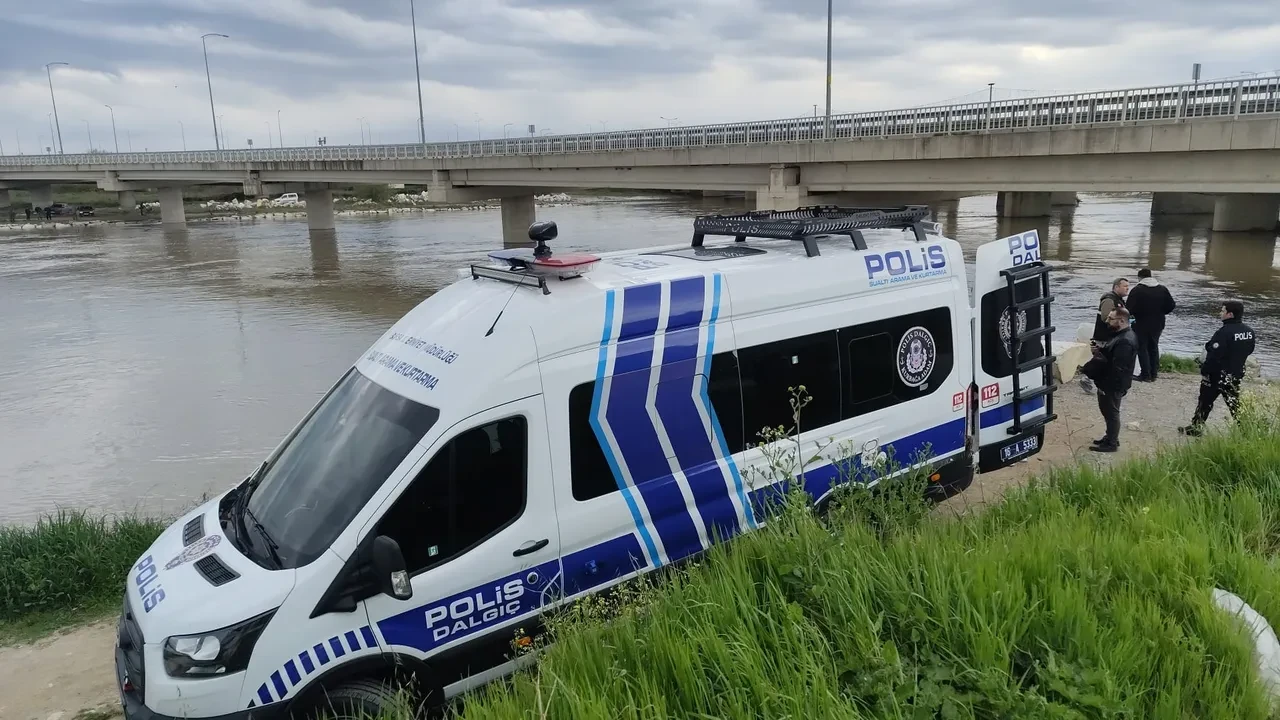 Yolu kısaltmak istemişti: Aracından bir daha çıkamadı