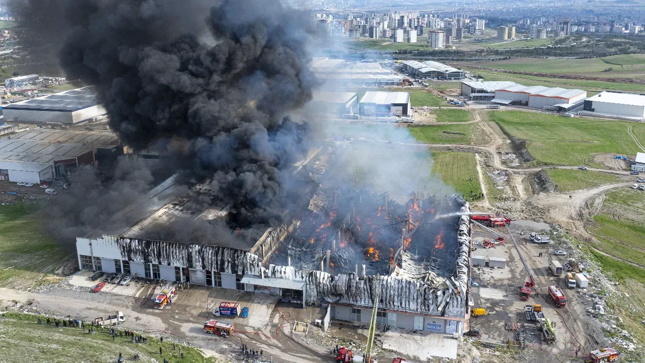 Ankara'da mobilya deposunda yangın! Ekiplerin müdahalesi devam ediyor