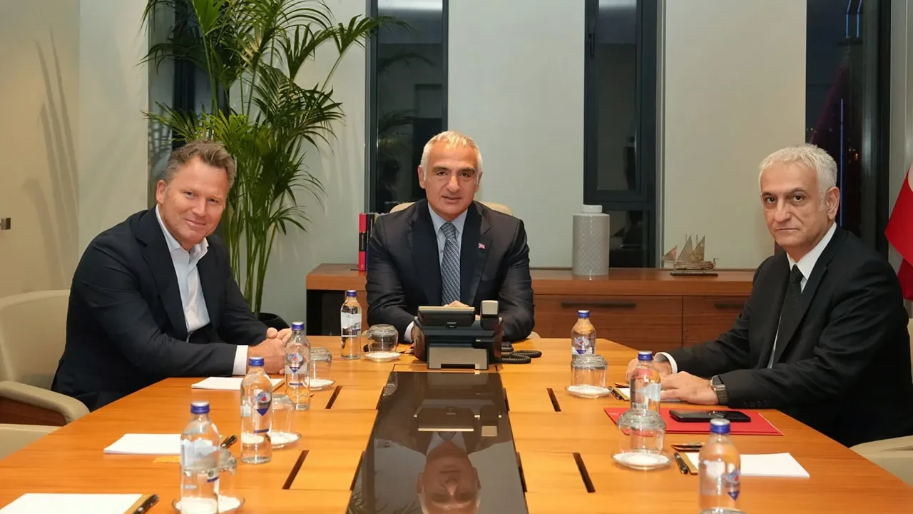 Bakan Ersoy Avrupa'nın devleriyle bir araya geldi! Almanya ve İngiltere pazarında yeni sezon masaya yatırıldı