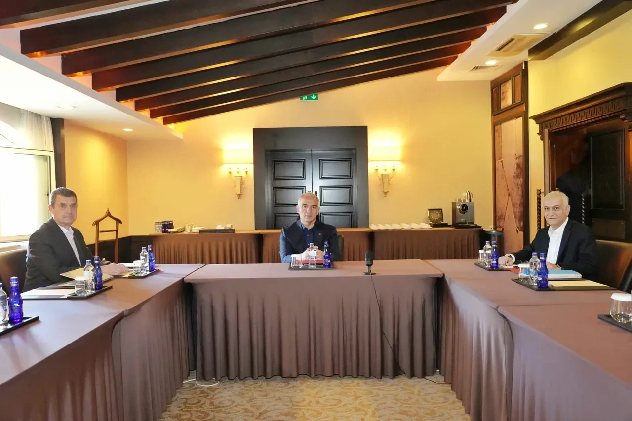 Bakan Ersoy Avrupa'nın devleriyle bir araya geldi! Almanya ve İngiltere pazarında yeni sezon masaya yatırıldı