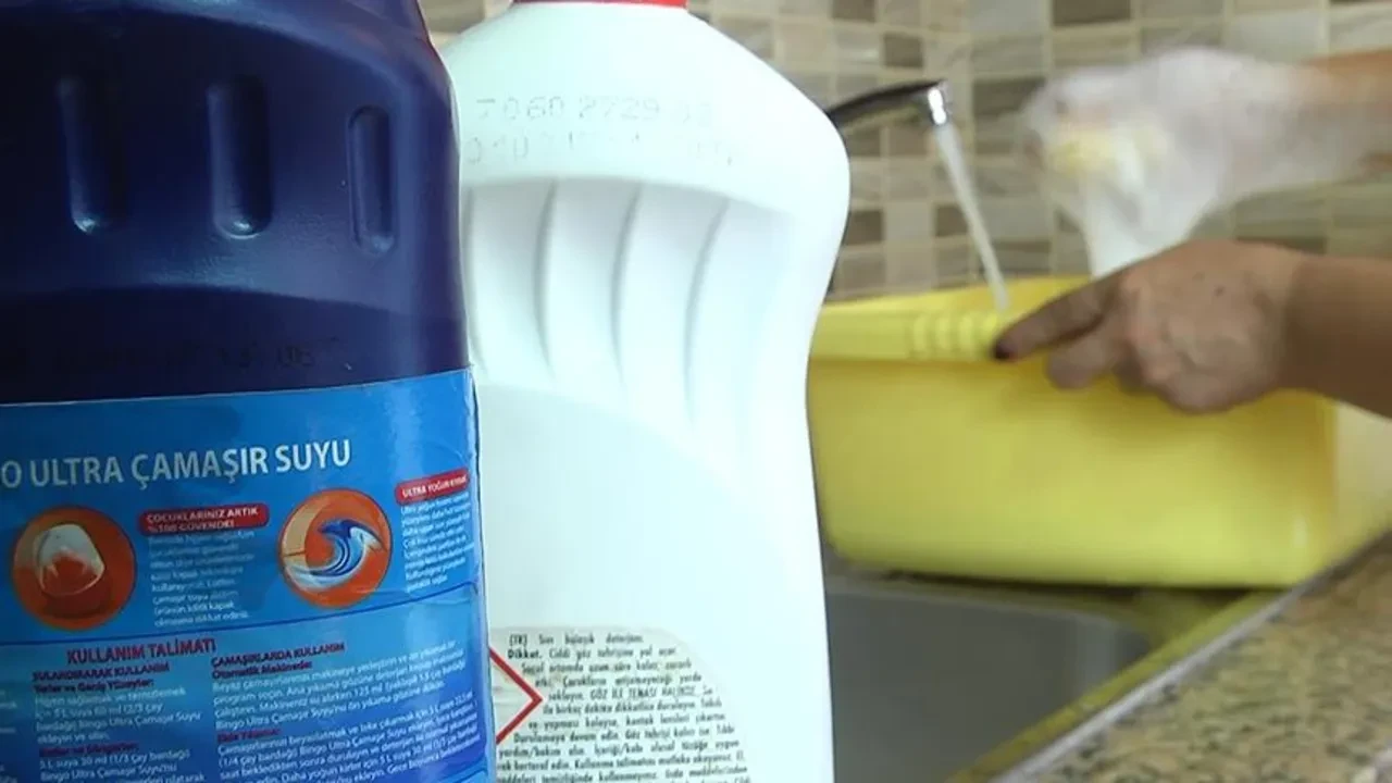 Çamaşır suyunun pabucunu dama atan yöntem! Sararmış fayans aralarını sadece 3 dakikada kar gibi bembeyaz yapabilirsiniz