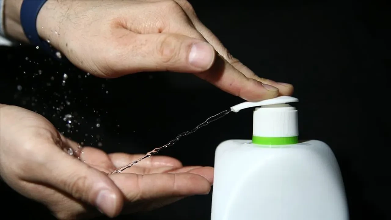 Çamaşır suyunun pabucunu dama atan yöntem! Sararmış fayans aralarını sadece 3 dakikada kar gibi bembeyaz yapabilirsiniz