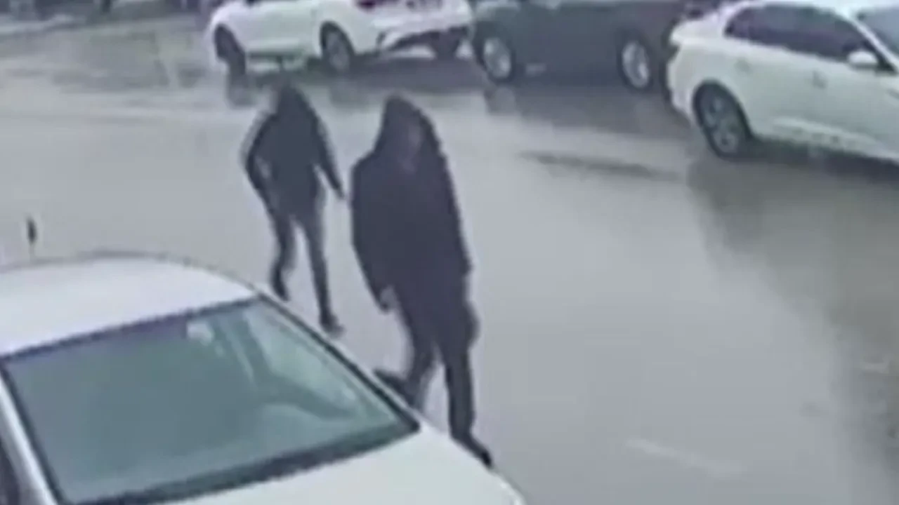 Çantayı kaptırmadı, kapkaççıyı metrelerce kovaladı! Hatay'daki o anlar kamerada