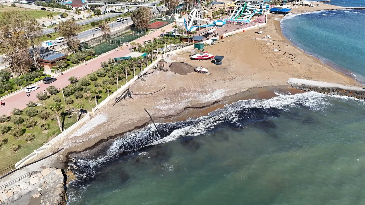 Deniz üzerindeki siyah tabaka panik yarattı! Alanya'daki gerçek sonradan ortaya çıktı