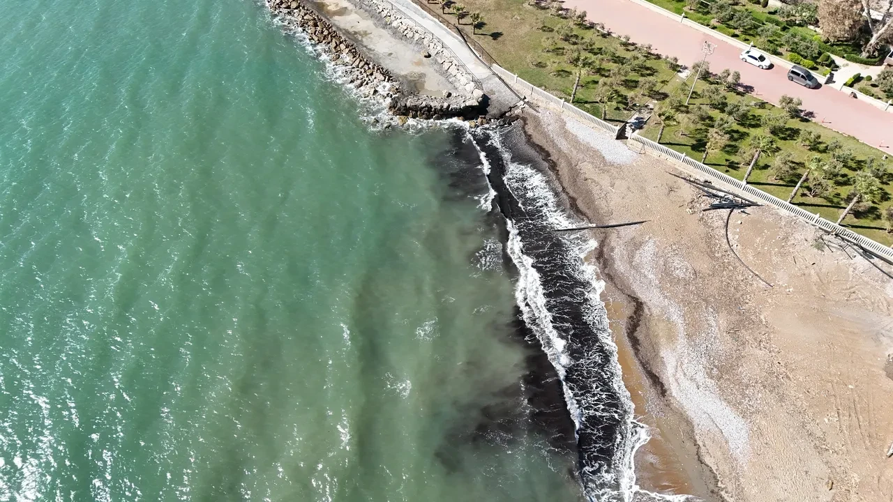Deniz üzerindeki siyah tabaka panik yarattı! Alanya'daki gerçek sonradan ortaya çıktı