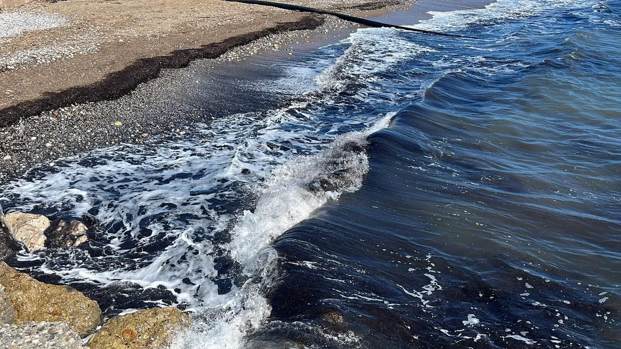 Deniz üzerindeki siyah tabaka panik yarattı! Alanya'daki gerçek sonradan ortaya çıktı